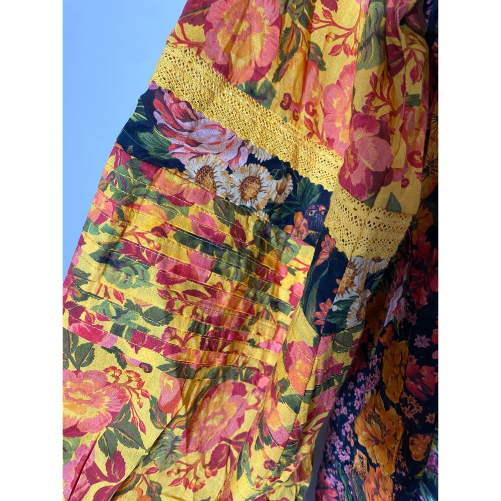 Farm Rio NWOT Vibrant Flowers Garden Lace Trim V-Neck Blouse Small Hi Low SMALL - Picture 5 of 8